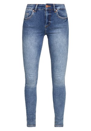 Blå utvaskede skinny jeans med høy midje, fem lommer, knapp foran og beltehemper, vist mot en hvit bakgrunn.