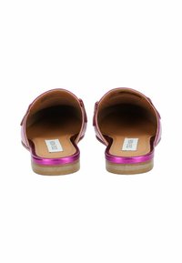 Infradito metallici rosa con apertura sul retro e punta rotonda, caratterizzati da una texture liscia e un design minimalista. Suola piatta.