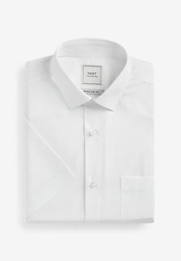 Camisa blanca de botones, corte regular, tela de algodón, cuello extendido, bolsillo en el pecho, etiqueta de marca en el cuello, textura suave.
