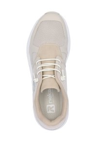 Chaussure de sport beige avec une tige en maille, des accents en daim doux, des lacets élastiques et une semelle rembourrée avec un motif intérieur texturé.