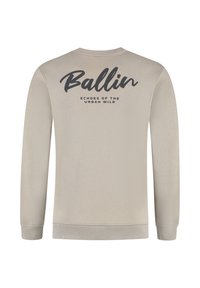Beige sweatshirt met lange mouwen, ribgebreide manchetten en onderrand, met op de achterkant in het zwart "Ballin" en "Echoes of the Urban Wild" tekst.