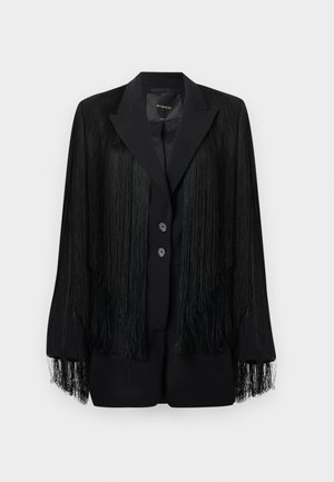 Blazer noir sur mesure avec des détails de franges longues sur les manches et à l'avant, fermeture à deux boutons et larges revers crantés.