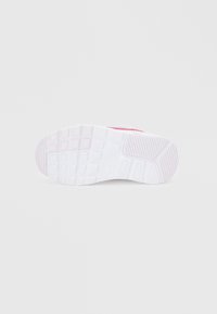 Podrážka tenisky z bielej gumy s textúrovaným povrchom a vystúpenými detailmi. Má hladký dizajn s jemným ružovým akcentom.