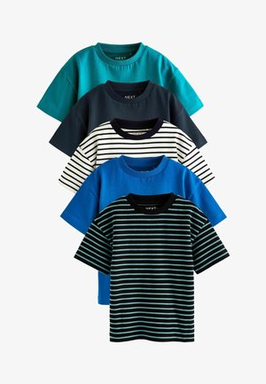 Fünf T-Shirts in verschiedenen Farben: einfarbig Teal, marineblau, einfarbig Blau, gestreift schwarz mit hellblauen Streifen und weiß mit marineblauen Streifen. Kurze Ärmel, runde Halsausschnitte.