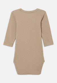 Ολόσωμο κορμάκι μακρυμάνικο από απαλό μπεζ βαμβάκι. Διαθέτει στρογγυλή λαιμόκοψη και στερεώσεις με κουμπιά στο κάτω μέρος. Ομαλή υφή, απλός σχεδιασμός.