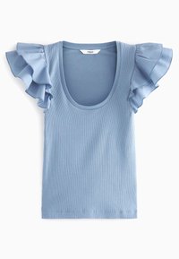 Top de color azul claro con canalé, con escote redondo y mangas cortas con volantes. Tejido suave con una textura lisa.