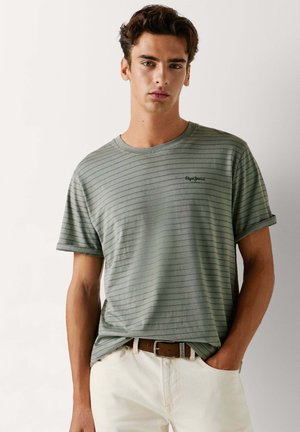 Camiseta de rayas verdes hecha de tela suave, con mangas cortas, cuello redondo y un detalle sutil de logo en el pecho.