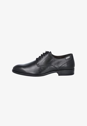 Zapato de vestir para hombre de cuero negro con diseño de cordones y tacón bajo, con una pequeña etiqueta de la marca cerca del talón.