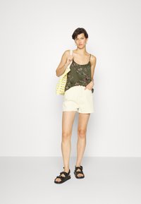 Vero Moda Tall VMWONDA SINGLET - Top - kalamata