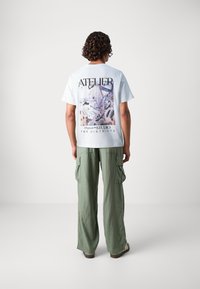 Jack & Jones JORBROOKLYN GRAPHIC BACK TEE  - Μπλουζάκι με στάμπα - bright white