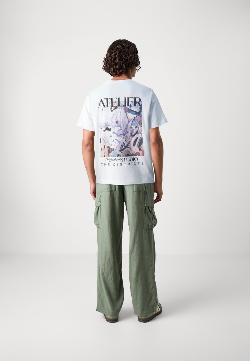 Jack & Jones JORBROOKLYN GRAPHIC BACK TEE - Μπλουζάκι με στάμπα - bright white