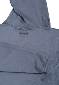 Grijze pullover hoodie met een zachte textuur, voorzien van een capuchon, lange mouwen en de merknaam "marat" in het zwart gestikt op de achterkant.