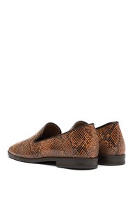 Bruine loafers in slangenprint van leer met een gladde textuur, ronde neus en een lage, donkergekleurde hak. Het ontwerp heeft een instapstijl.