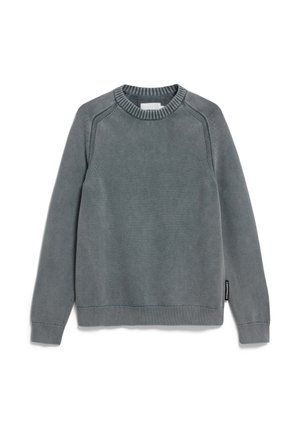 Grijze crewneck trui gemaakt van zacht gebreid materiaal. Heeft een geribbelde kraag, manchetten en zoom met een label aan de zijkant. Regular fit, minimaal ontwerp.
