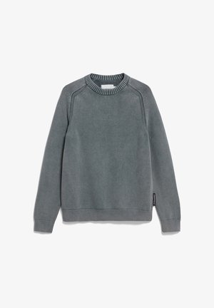 Grijze crewneck trui gemaakt van zacht gebreid materiaal. Heeft een geribbelde kraag, manchetten en zoom met een label aan de zijkant. Regular fit, minimaal ontwerp.