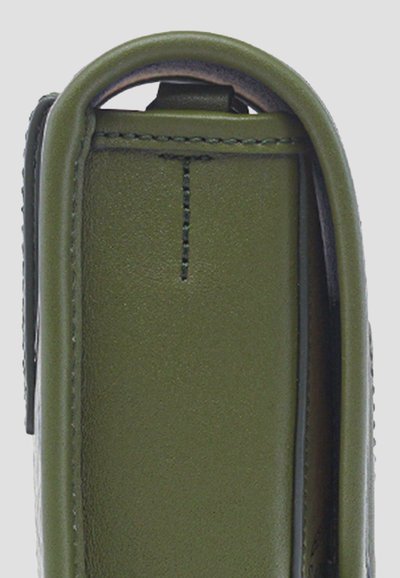 Borsa a tracolla in pelle verde con una texture liscia, parte superiore arrotondata e dettagli di cucitura visibili. Il design presenta una forma piatta e strutturata.