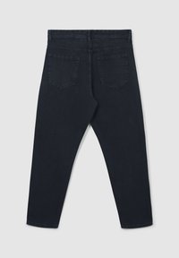 Jeans in denim scuro con una vestibilità slim, design a cinque tasche e una consistenza liscia. Presenta gambe dritte e una cintura classica.