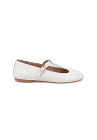 Weiße flache Schuhe aus glattem Leder mit runder Zehenform, T-Riemen-Design, kleinen Schnallendetail und einer niedrigen braunen Sohle.
