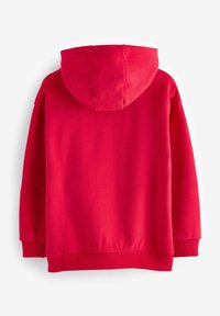 Sudadera roja con una gran capucha de doble capa. La tela es suave y lisa; cuenta con puños y dobladillo acanalados. Sin patrones ni acentos visibles.
