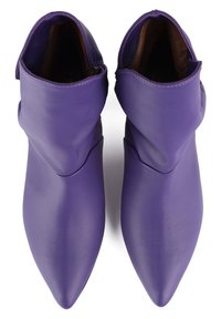 Par de botas de tobillo de cuero púrpura con punta afilada y diseño arrugado, mostradas desde arriba sobre un fondo blanco.