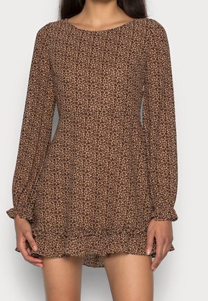 Braunes Kleid mit Leopardenmuster, langen Ärmeln, rundem Ausschnitt und ausgestelltem, gerafftem Saum. Hergestellt aus leichtem, strukturiertem Stoff.