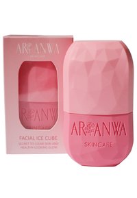 Cubetto di ghiaccio rosa per il viso in un contenitore geometrico, caratterizzato da una superficie matte liscia e un marchio sulla base; confezionato in una scatola rosa coordinata.