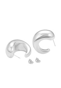 Masyvné strieborné náušnice v tvare polmesiaca s motýlikovými zarážkami na bielom pozadí.