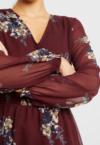 Vero Moda Vestido informal - dark red