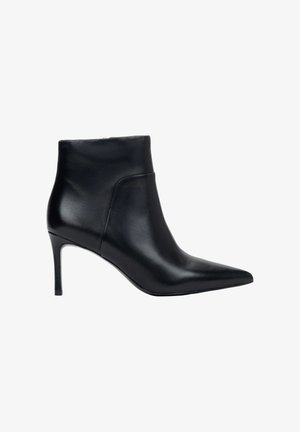 Crna kožna gležnjača sa špicastim vrhom i stiletto petom, s besprijekornim dizajnom i glatkom teksturom.