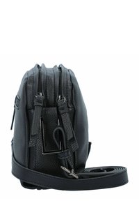 Borsa in pelle nera con finitura testurizzata, dotata di più scomparti con zip e di una tracolla rimovibile. Forma compatta e rettangolare.