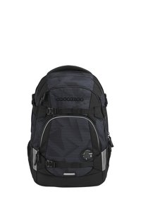 Rucksack mit einem schwarz und dunkelgrau gestreiften Design, ausgestattet mit gepolsterten Trägern, mehreren Fächern, einer Seitentasche und reflektierenden Akzenten.