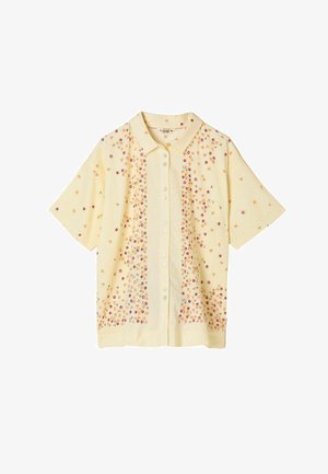 Hellgelbes Hemd mit kurzen Ärmeln zum Knöpfen, mit kleinen roten und orangefarbenen Blumenmustern, die vorne und an den Ärmeln verteilt sind.