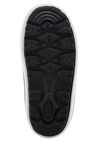 Svart gummisula med en strukturerad yta som har triangulära mönster och riller; avgränsad av en vit mellansula. Storleksmarkeringar synliga.