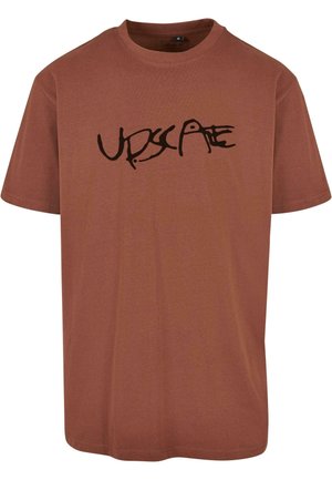 Barna pamut póló rövid ujjal és kerek nyakkivágással. Az elején fekete grafikai szöveg található, amely ezt olvassa: "UPDSCRE."