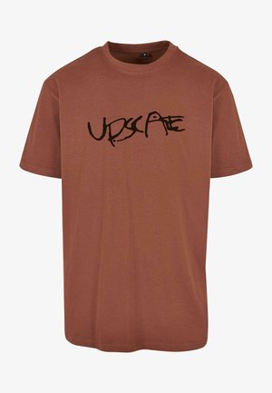 T-shirt in cotone marrone con maniche corte e scollatura rotonda. Presenta una grafica nera con testo sul davanti che legge "UPDSCRE."