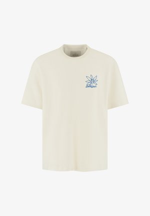 Camiseta de color crema, de manga corta, hecha de algodón texturizado, con un diseño gráfico azul en el área del pecho izquierdo.