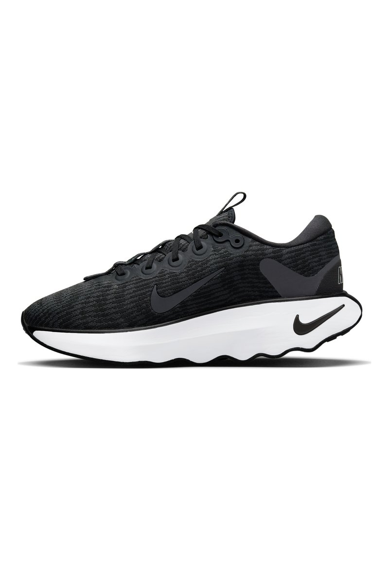 Černá atletická bota s texturovaným svrškem, bílou mezipodrážkou a černou podrážkou. Obsahuje tkaničky a výrazné logo swoosh na boku.