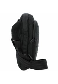 Borsa a spalla nera con tessuto testurizzato, forma compatta, cerniere robuste e tracolla regolabile. Presenta un pannello imbottito per la protezione.