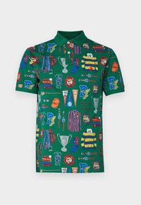 Zielona koszulka polo pokryta różnorodnymi kolorowymi wzorami i ilustracjami przedstawiającymi sporty, trofea i akcesoria odzieżowe.