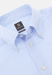 Niebieska i biała koszula w paski, w regularnym kroju, wykonana z bawełny, z kołnierzykiem na guziki i perłowymi guzikami. Widoczna metka marki.