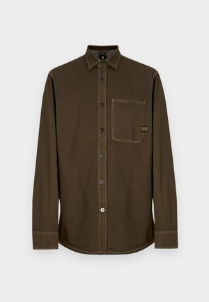 Długi rękaw, ciemnobrązowa koszula zapinana na guziki z kołnierzykiem, pojedynczą kieszenią na piersi i widocznym przeszyciem na białym tle.