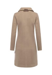 Cappotto di lana beige con ampio colletto, silhouette dritta e maniche lunghe. Presenta dettagli di cucitura discreti e un'etichetta di lato come accento.