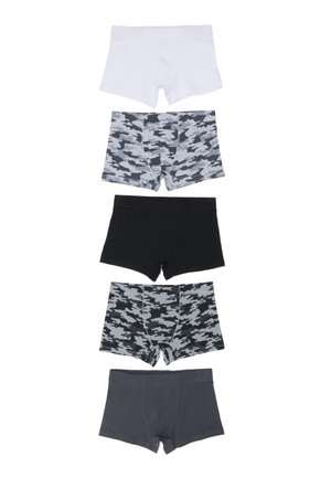 Fünf Herrenboxershorts in Weiß, Schwarz, Dunkelgrau und zwei grauen Tarnmustern, vertikal auf einem weißen Hintergrund angeordnet.