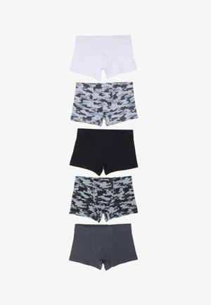 Cinq paires de boxers pour hommes en blanc, noir, gris foncé et deux motifs camouflage gris, disposées verticalement sur un fond blanc.
