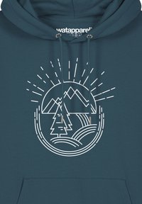 Türkisfarbener Kapuzenpullover mit einem weißen grafischen Design von Bergen, einem Baum und Wellen innerhalb eines kreisförmigen Rahmens. Kordeln mit metallenen Spitzen.
