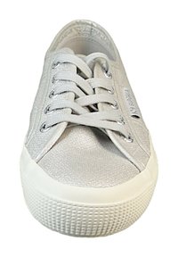 Sølvfarvede sneakers i stof med tekstureret overflade, rund snude, hvid gummisål og flade snørebånd gennem metaløjer.