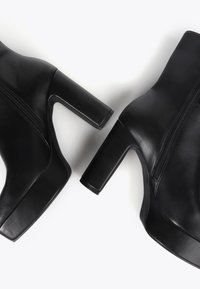 LOLA CASADEMUNT Kotníkové boty na platformě - black