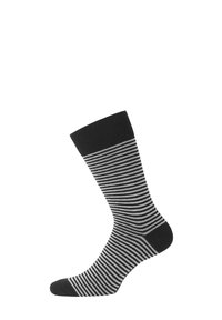 Chaussette noire avec des rayures horizontales grises. Bord côtes. Tissu doux. Forme standard, longueur cheville et bout rond.