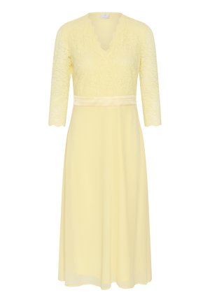 Robe midi jaune clair avec corsage en dentelle, encolure en V festonnée, manches trois-quarts et ceinture en satin.