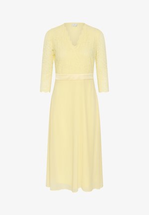 Robe midi jaune clair avec corsage en dentelle, encolure en V festonnée, manches trois-quarts et ceinture en satin.